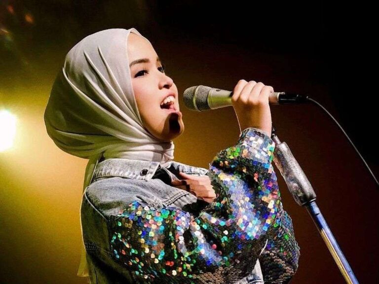 Putri Ariani Sedang Menyanyikan Sebuah Lagu