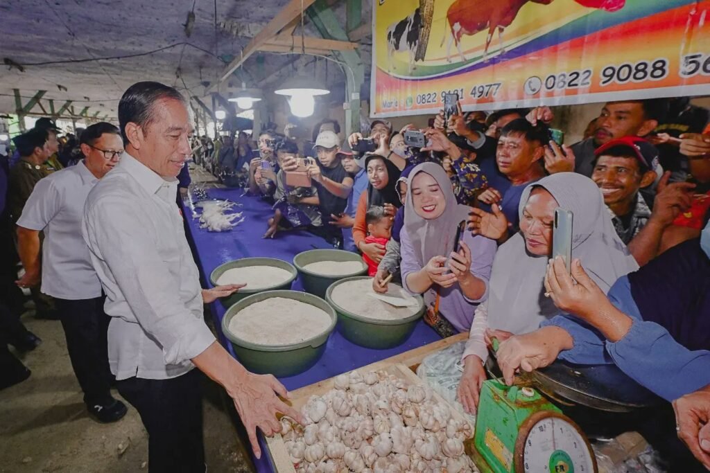 Presiden Joko Widodo Tinjau Harga dan Interaksi dengan Pedagang di Pasar Salakan, Banggai Kepulauan