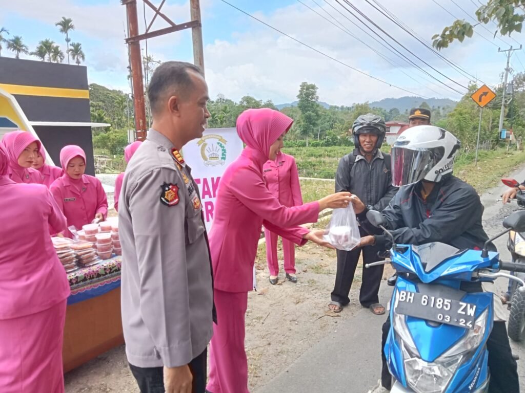 Kapolsek Danau Kerinci dan Bhayangkari Berbagi Takjil untuk Masyarakat Puasa