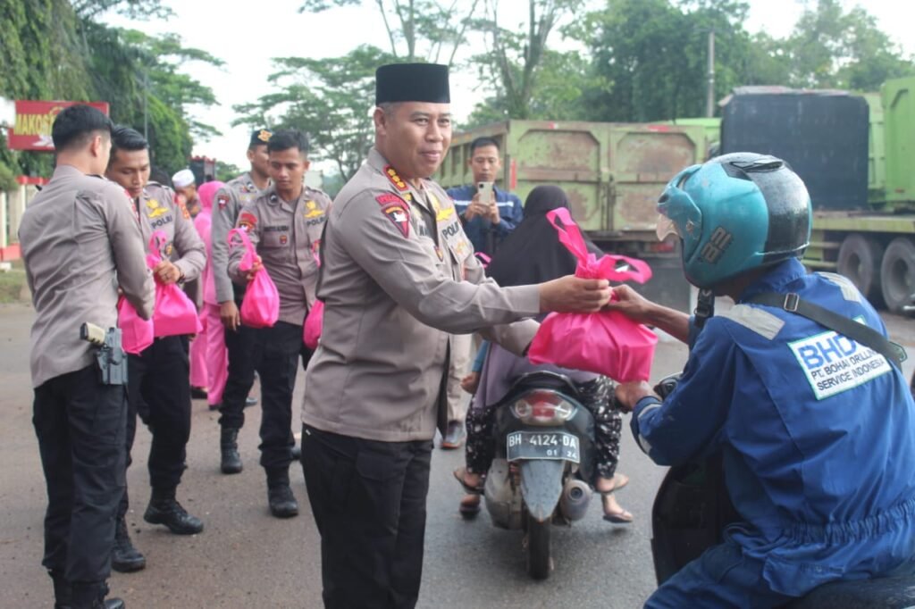 Dansat Brimob Polda Jambi Bagikan Takjil: Bentuk Kepedulian dan Kebaikan di Bulan Penuh Berkah