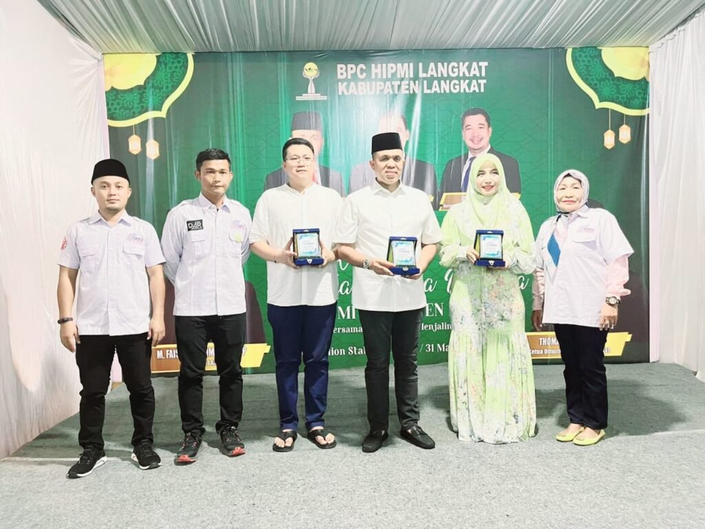 SMSI Binjai-Langkat Memberikan Penghargaan kepada Tokoh Langkat dalam Upaya Membangun Sinergi Media