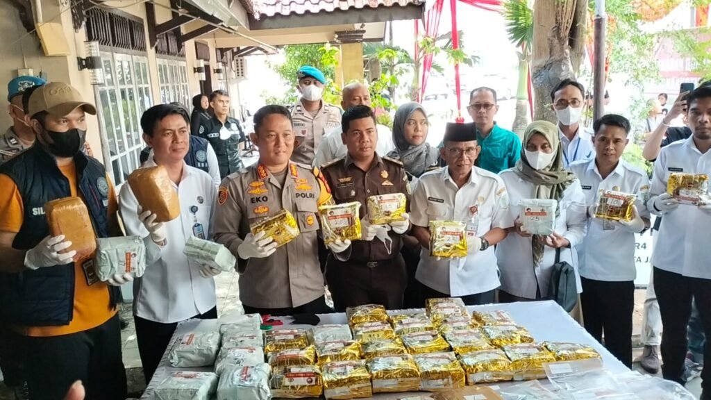 Satreskoba Polresta Jambi Membakar Narkotika Senilai Ratusan Miliar Rupiah