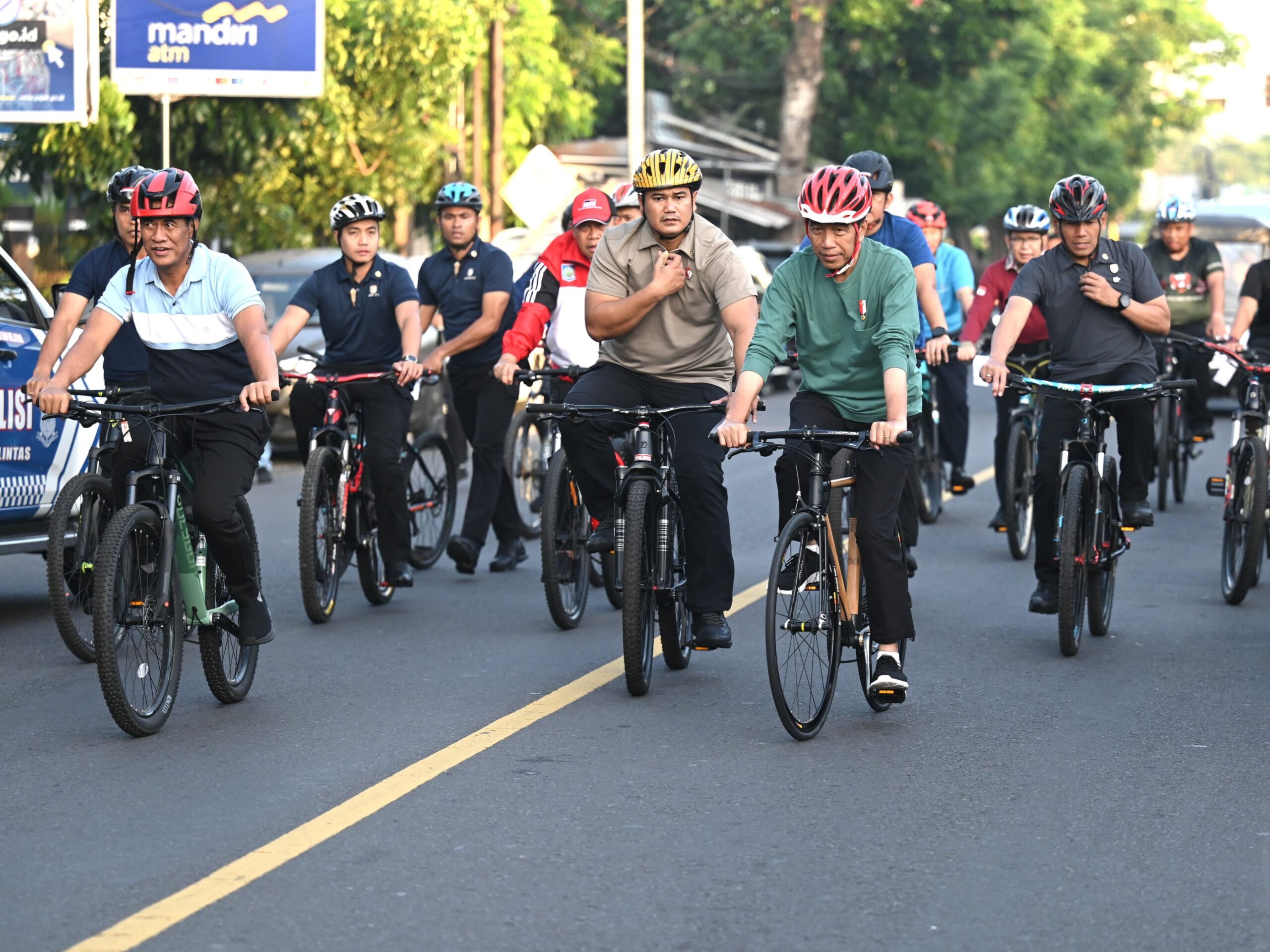 Presiden Jokowi Bergabung dengan Warga Jakarta dalam Car Free Day di Jalan Sudirman-Thamrin