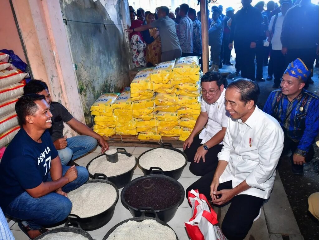 Presiden Jokowi Puas dengan Stabilitas Harga dan Stok Bahan Pokok di Pasar Lacaria Menjelang Iduladha