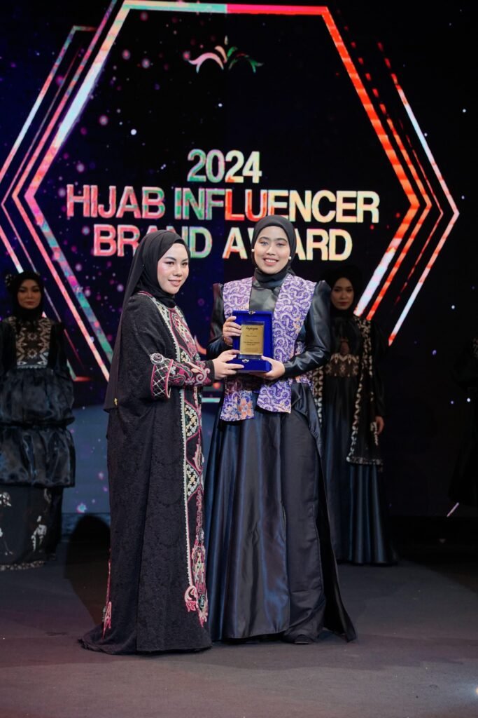 Raih New Designer Inspired 2024, Syalvi Dwi Kurnia Buktikan Kain Tradisional Bisa Modern