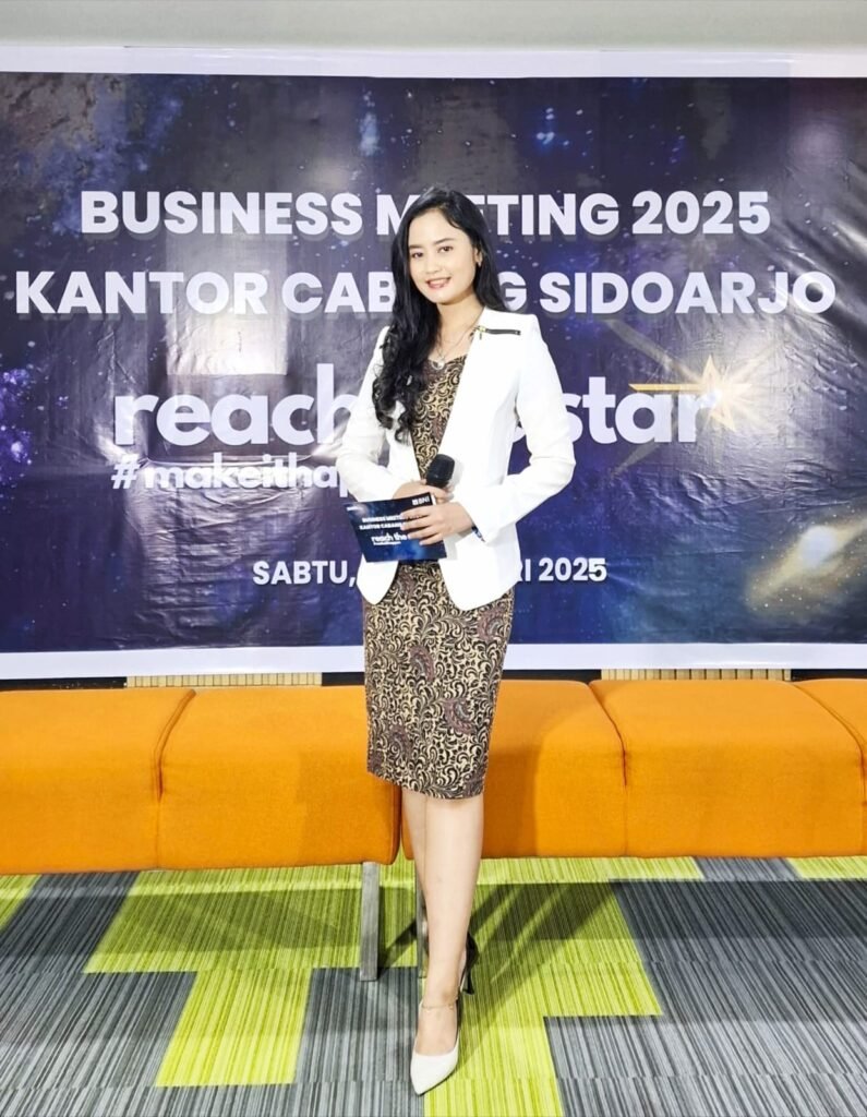 Martha Crisye Monalisa, Profesional di Balik Gaun dan Jas Korporat