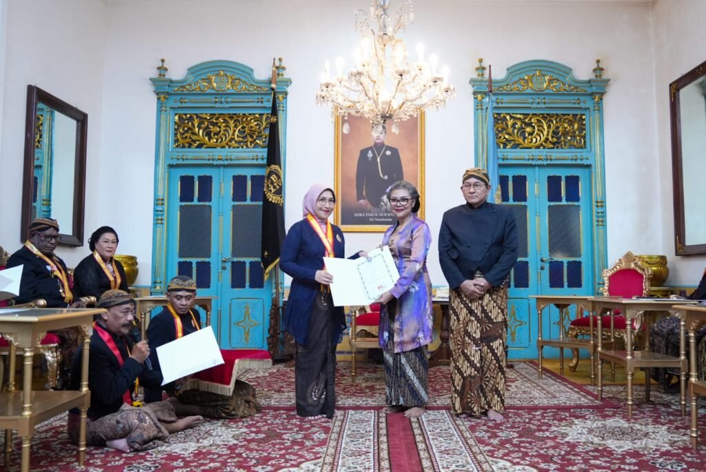 Diana Dewi Terima Gelar Bangsawan KMT dari Keraton Surakarta Jelang Malam 1 Suro